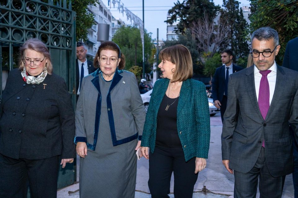 Η Υπουργός Πολιτισμού Λίνα Μενδώνη με την Πρόεδρο της Δημοκρατίας, Κατερίνα Σακελλαρόπουλου, τον Πρόεδρο Δ.Σ. του ΒΧΜ-ΝΠΔΔ Γεώργιο Τσαπρούνη και την Γενική Διευθύντρια του ΒΧΜ Αικατερίνη Δελλαπόρτα