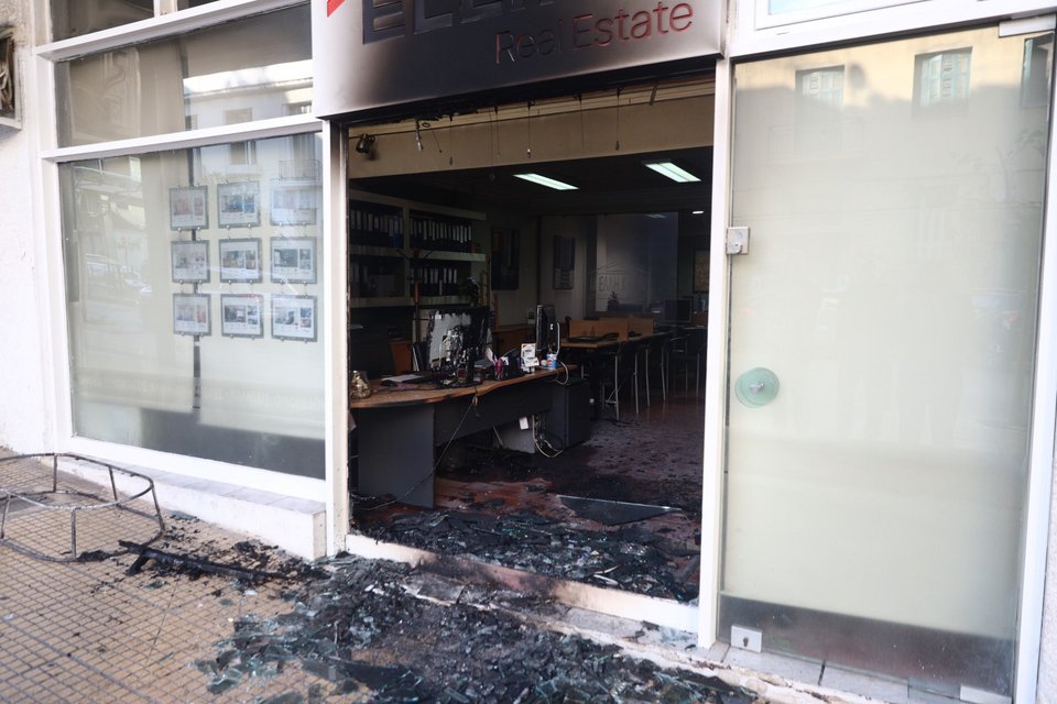 Εμπρηστική επίθεση σε μεσιτικό γραφείο στην περιοχή της Ακρόπολης