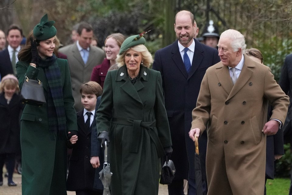 Κέιτ Μίντλετον και βασίλισσα Καμίλα επέλεξαν παρόμοιου χρώματος outfits για τη χριστουγεννιάτικη λειτουργία