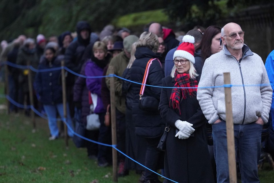 Πλήθος κόσμου είχε συγκεντρωθεί από εχτές έξω από τον ναό, προκειμένου να δει από κοντά τους royals