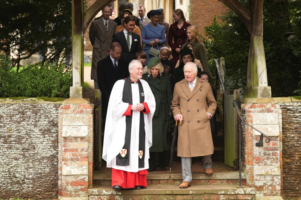 Η βασιλική οικογένεια κατά την έξοδό της από τον ναό, μετά την ολοκλήρωση της λειτουργίας