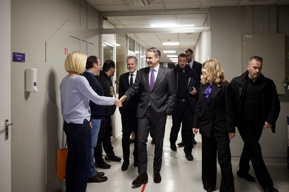 Ο Κυριάκος Μητσοτάκης χαιρετά εργαζόμενους στην ΕΡΤ -Πίσω του ο πρόεδρος της ΕΡΤ Γ. Παπαδόπουλος και ο υφυπουργός παρά τω Πρωθυπουργώ, Παύλος Μαρινάκης -Φωτογραφία: Γ.Τ Πρωθυπουργού / ΠΑΠΑΜΗΤΣΟΣ ΔΗΜΗΤΡΗΣ