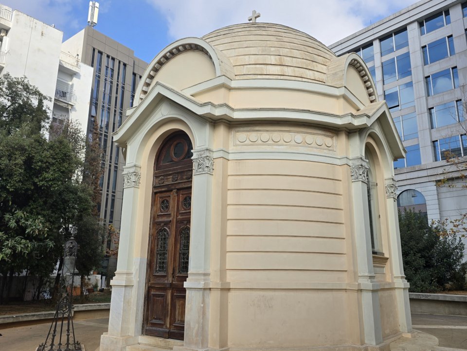 Τα ανοίγματα του ναού πλαισιώνουν παραστάδες με γύψινα επίκρανα κορινθιακού τύπου, ενώ τα παράθυρα φέρουν περίτεχνα βιτρό ρωσικού εργαστηρίου