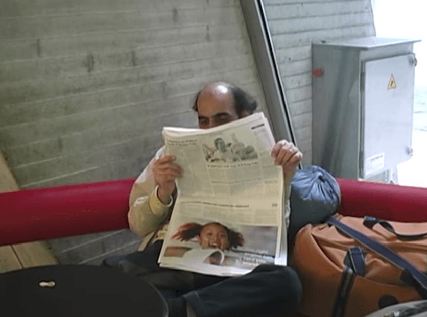 Ο Mehran Karimi Nasseri διαβάζει εφημερίδα στο αεροδρόμιο