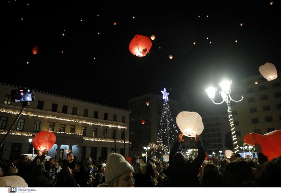 Νύχτα των ευχών: Χιλιάδες φαναράκια γέμισαν τον αθηναϊκό ουρανό -Φωτογραφία: Intimenews/ΚΑΜΣΗΣ ΔΗΜΟΣΘΕΝΗΣ 