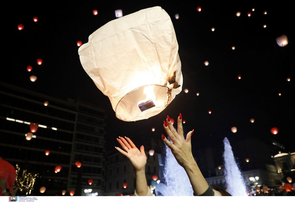Νύχτα των ευχών: Χιλιάδες φαναράκια γέμισαν τον αθηναϊκό ουρανό -Φωτογραφία: Intimenews/ΚΑΜΣΗΣ ΔΗΜΟΣΘΕΝΗΣ 