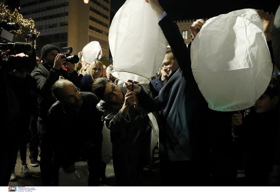 Η σύζυγος του Χάρη Δούκα, Γεωργία Πολυτάνου ανάβει το φαναράκι του δημάρχου Αθηναίων -Φωτογραφία: Intimenews/ΚΑΜΣΗΣ ΔΗΜΟΣΘΕΝΗΣ 