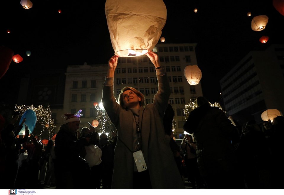 Νύχτα των ευχών: Χιλιάδες φαναράκια γέμισαν τον αθηναϊκό ουρανό -Φωτογραφία: Intimenews/ΚΑΜΣΗΣ ΔΗΜΟΣΘΕΝΗΣ 