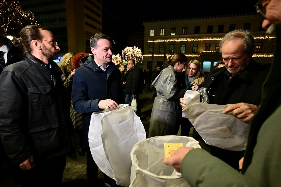 Η νύχτα των ευχών παραμονή Χριστουγέννων στην πλατεία Κοτζιά -Φωτογραφία: ΤΑΤΙΑΝΑ ΜΠΟΛΑΡΗ/EUROKINISSI