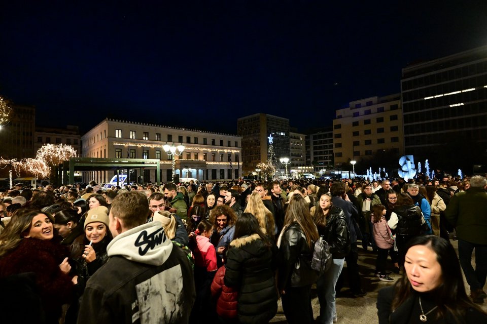 Η νύχτα των ευχών παραμονή Χριστουγέννων στην πλατεία Κοτζιά -Φωτογραφία: ΤΑΤΙΑΝΑ ΜΠΟΛΑΡΗ/EUROKINISSI