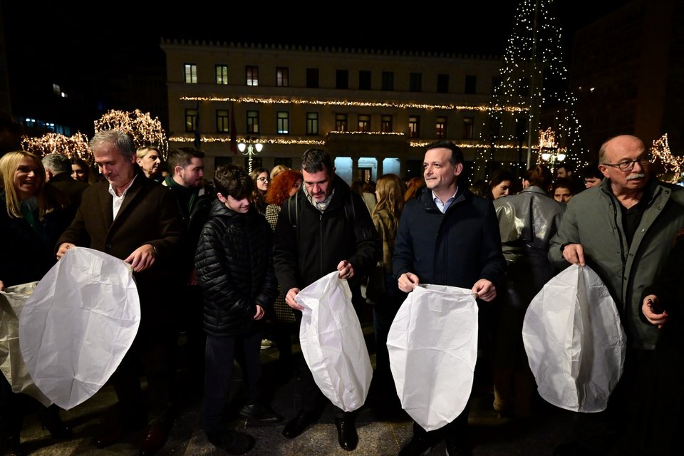 Η νύχτα των ευχών παραμονή Χριστουγέννων στην πλατεία Κοτζιά -Φωτογραφία: ΤΑΤΙΑΝΑ ΜΠΟΛΑΡΗ/EUROKINISSI