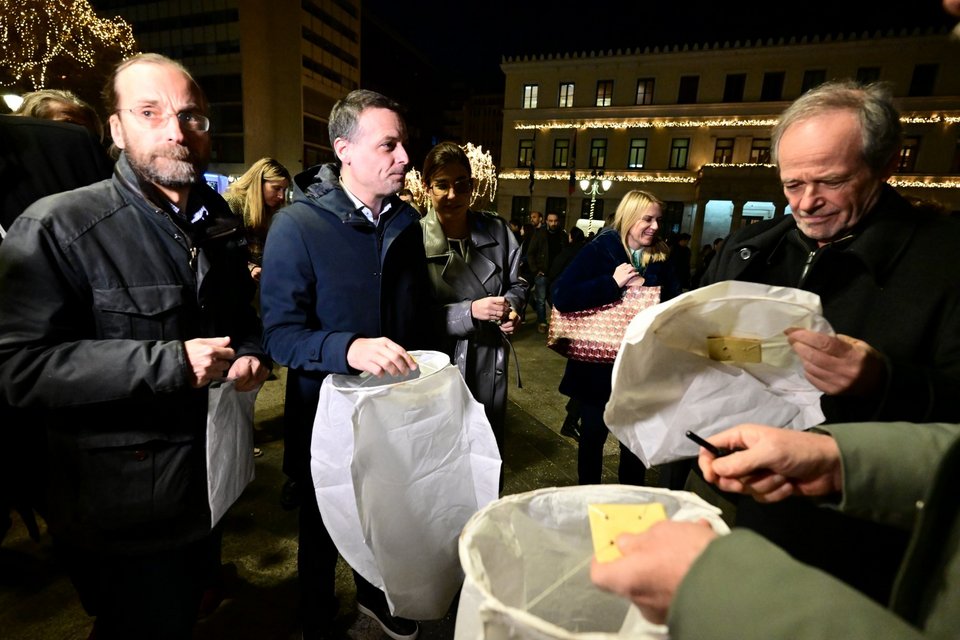 Η νύχτα των ευχών παραμονή Χριστουγέννων στην πλατεία Κοτζιά -Φωτογραφία: ΤΑΤΙΑΝΑ ΜΠΟΛΑΡΗ/EUROKINISSI