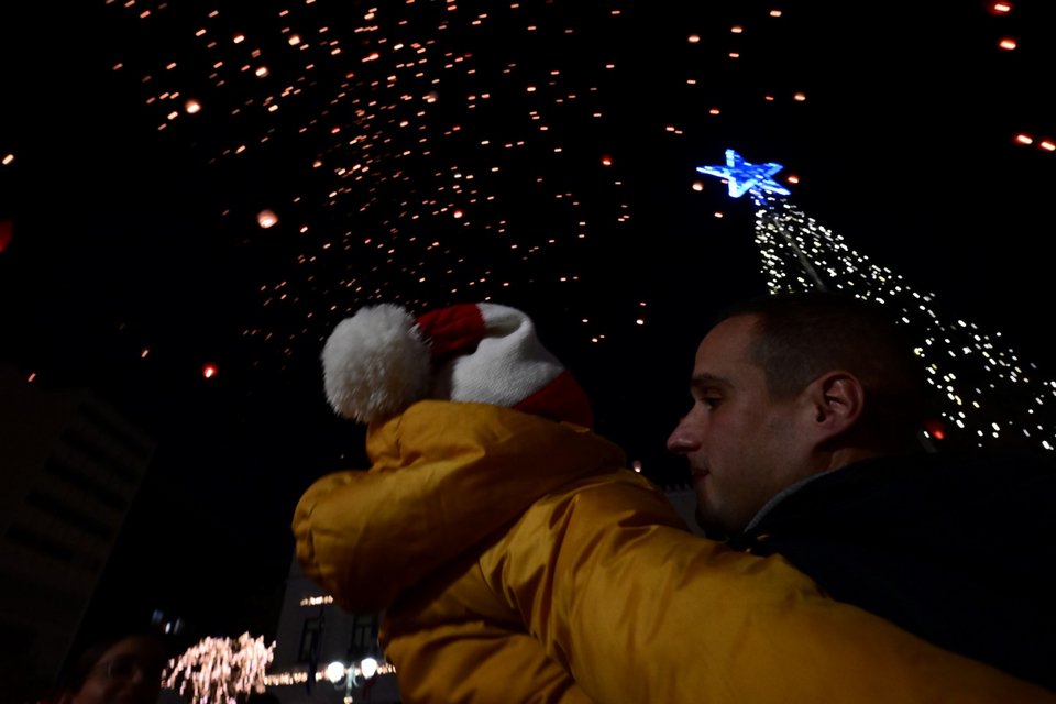 Η νύχτα των ευχών παραμονή Χριστουγέννων στην πλατεία Κοτζιά -Φωτογραφία: ΤΑΤΙΑΝΑ ΜΠΟΛΑΡΗ/EUROKINISSI
