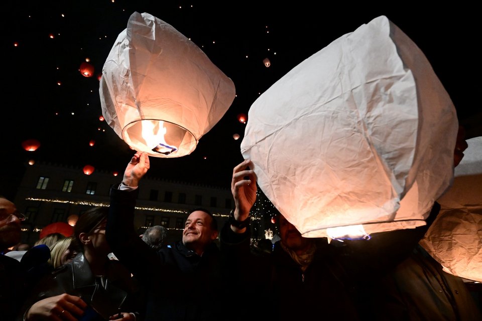 Η νύχτα των ευχών παραμονή Χριστουγέννων στην πλατεία Κοτζιά -Φωτογραφία: ΤΑΤΙΑΝΑ ΜΠΟΛΑΡΗ/EUROKINISSI