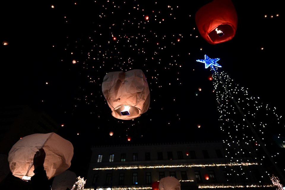 Η νύχτα των ευχών παραμονή Χριστουγέννων στην πλατεία Κοτζιά -Φωτογραφία: ΤΑΤΙΑΝΑ ΜΠΟΛΑΡΗ/EUROKINISSI