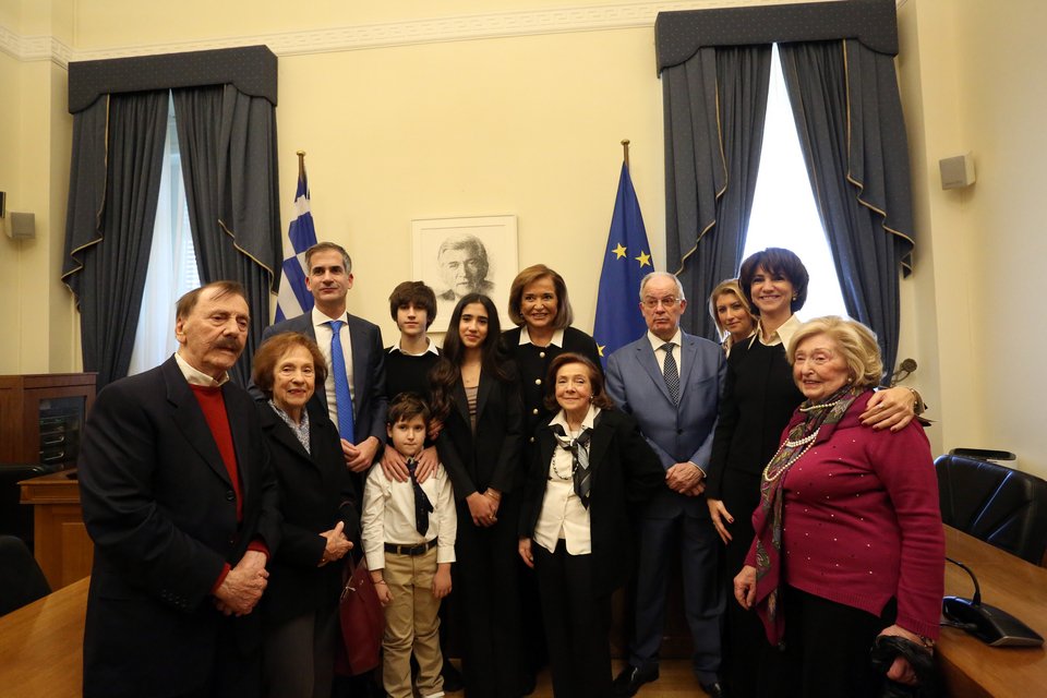Η οικογένεια Μπακογιάννη στην αίθουσα «168» της Βουλής