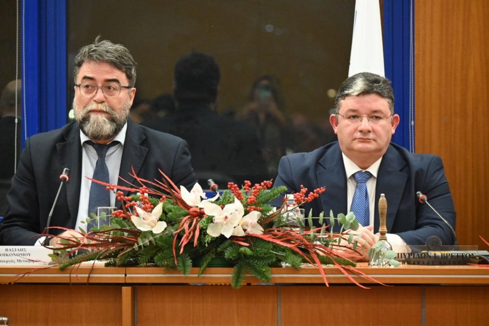 Ο Βασίλης Οικονόμου και ο δήμαρχος Μενιδίου, Σπ. Βρεττός