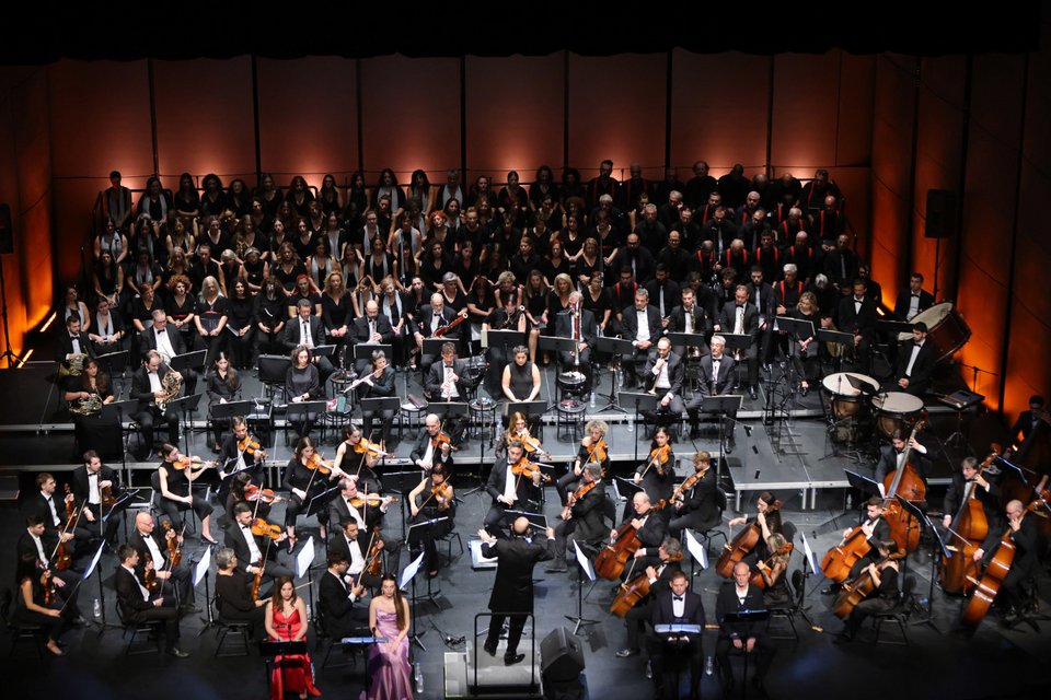 Τα θεάματα και τα ακροάματα που προσφέρουμε είναι πρωτοφανή στην ιστορία του νησιού, αφού η Κρήτη δεν είχε ποτέ πριν μια ολοκληρωμένη πολιτιστική υποδομή για να υποστηρίξει σύνθετες τέχνες όπως η όπερα, η οπερέτα, τα μεγάλα συμφωνικά έργα, το μουσικό θέατρο, το χοροθέατρο, σημειώνει ο Μύρωνας Μιχαηλίδης