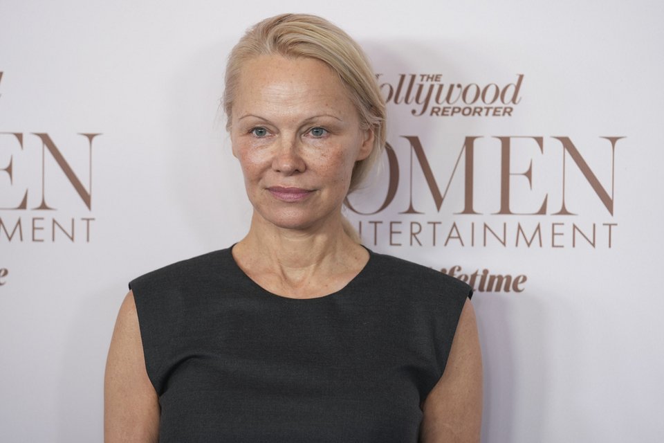 Η Πάμελα Άντερσον φτάνει στο γκαλά του The Hollywood Reporter για τις γυναίκες της ψυχαγωγίας την Τετάρτη 4 Δεκεμβρίου 2024