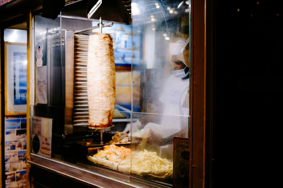 Οι πρώτες απεικονίσεις του döner kebab σε οριζόντια σούβλα χρονολογούνται από τον 17ο αιώνα / PEXELS