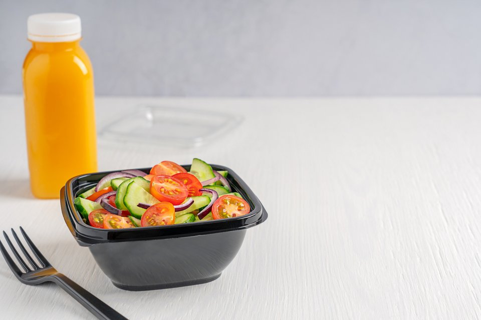 Πλαστικό δοχείο φαγητού και μπουκάλι