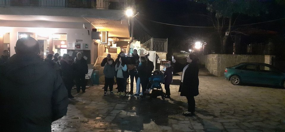 Ολο το χωριό στο στόλισμα