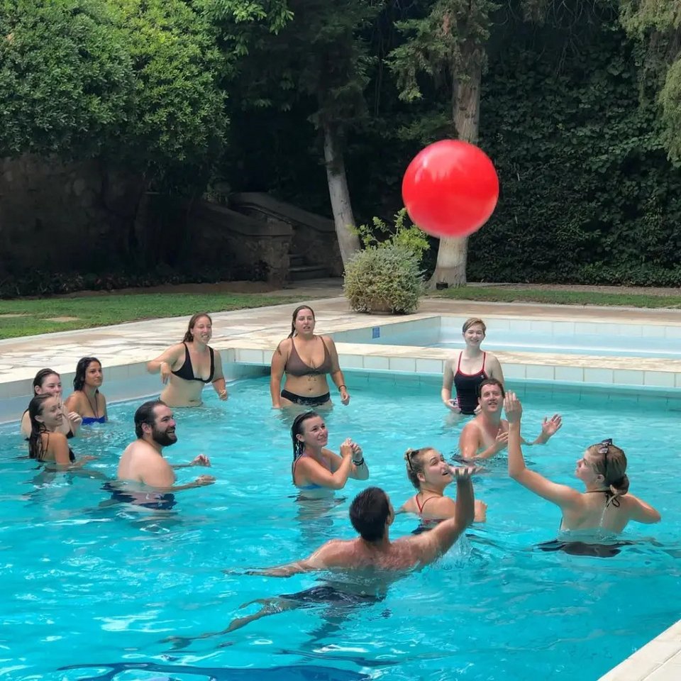 Στιγμιότυπο από εορτασμούς για την 4η Ιουλίου στην πισίνα της πρεσβείας των ΗΠΑ