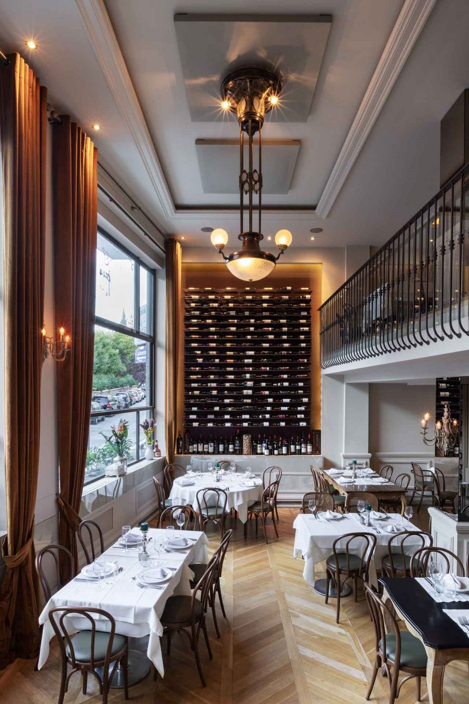 Ο εσωτερικός χώρος του γαλλικού εστιατορίου