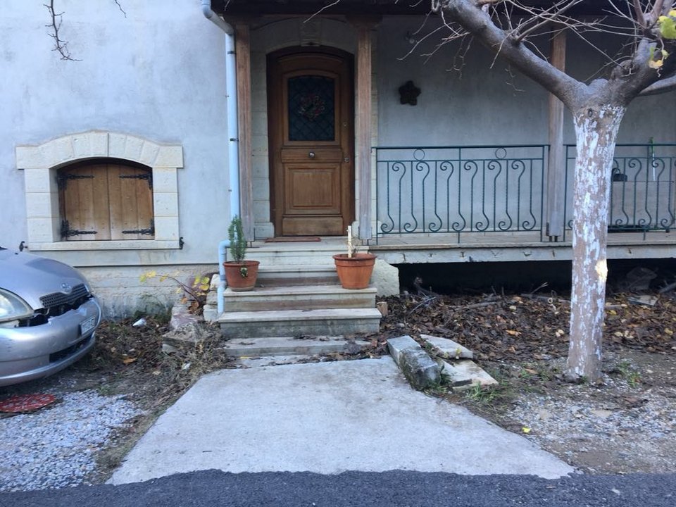 Η εξώπορτα του σπιτιού που εκτυλίχθηκε το έγκλημα στην Κύμη