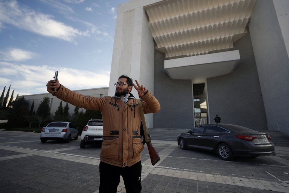 Ένας οπαδός της συριακής αντιπολίτευσης βγάζει selfie μέσα στο Προεδρικό Μέγαρο μετά την κατάρρευση της συριακής κυβέρνησης, στη Δαμασκό της Συρίας, Κυριακή 8 Δεκεμβρίου 2024