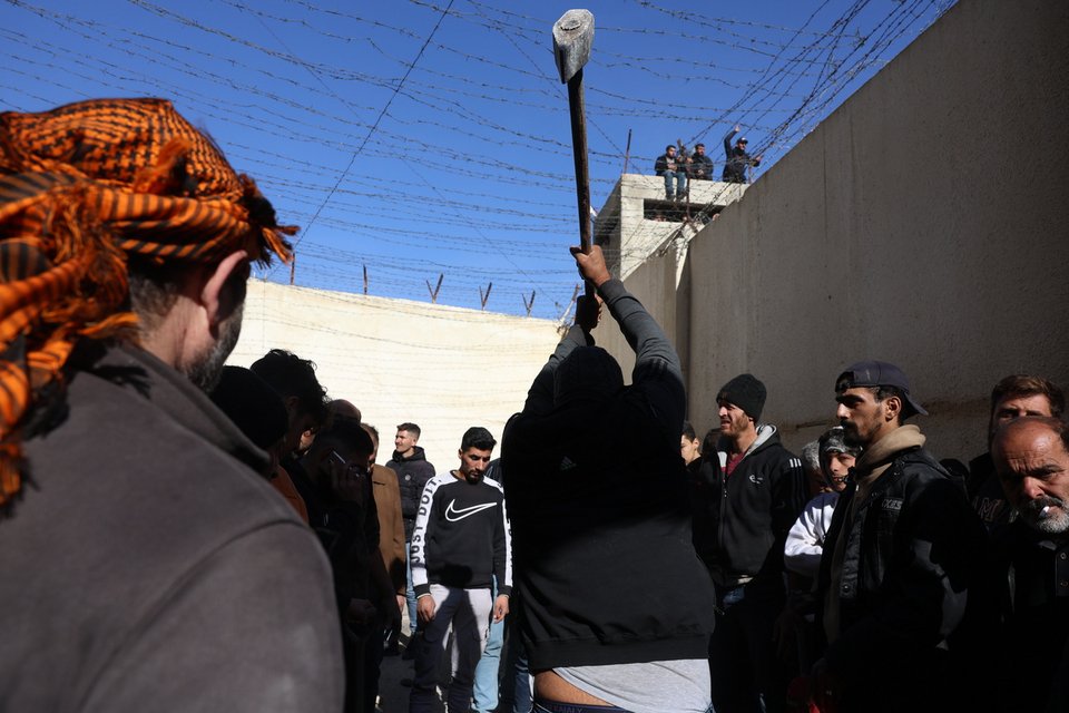 Εικόνες: Σύροι σπεύδουν στην Σαϊντνάγια ψάχνοντας για αγνοούμενους συγγενείς τους