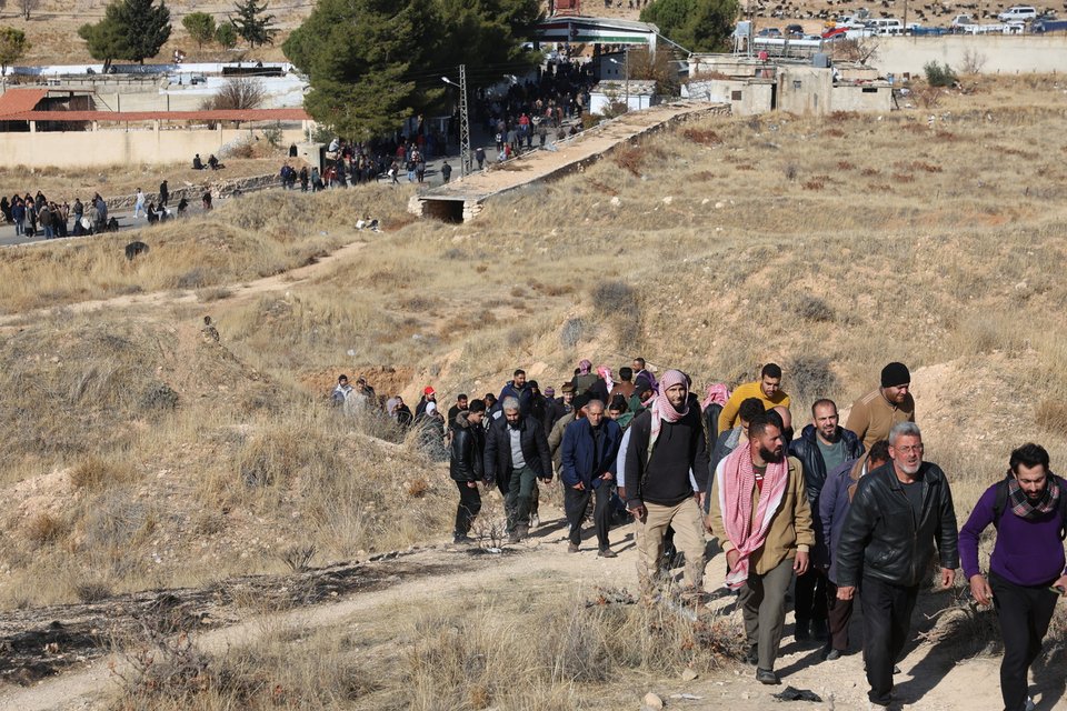 Εικόνες: Σύροι σπεύδουν στην Σαϊντνάγια ψάχνοντας για αγνοούμενους συγγενείς τους