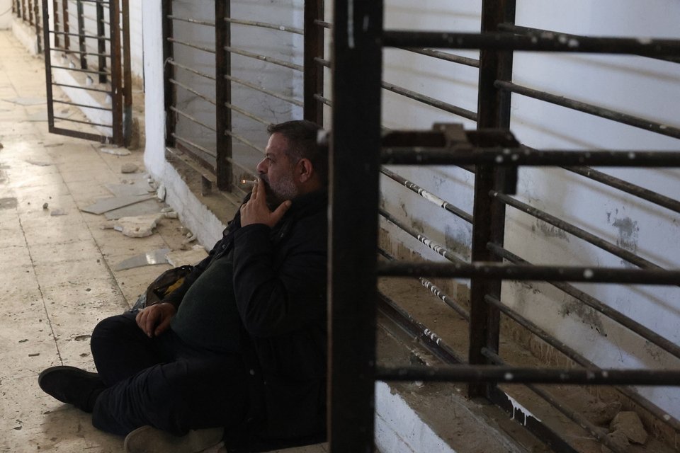 Εικόνες: Σύροι σπεύδουν στην Σαϊντνάγια ψάχνοντας για αγνοούμενους συγγενείς τους
