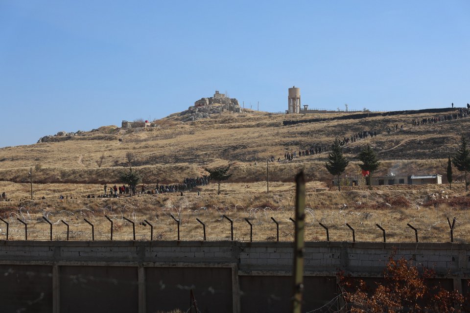 Εικόνες: Σύροι σπεύδουν στην Σαϊντνάγια ψάχνοντας για αγνοούμενους συγγενείς τους