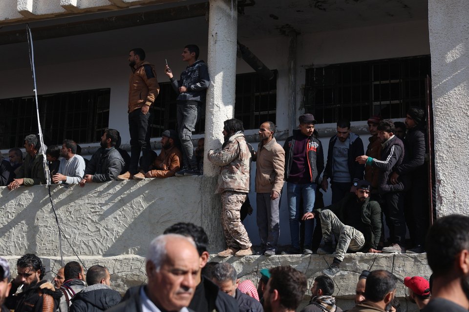 Εικόνες: Σύροι σπεύδουν στην Σαϊντνάγια ψάχνοντας για αγνοούμενους συγγενείς τους