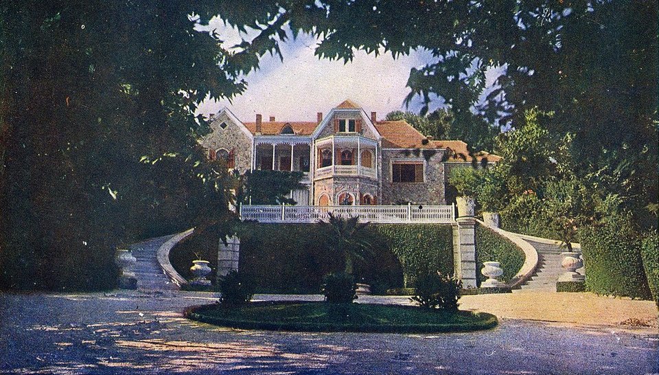 Τα πρώην βασιλικά ανάκτορα στο Τατόι ανήκουν στο ελληνικό δημόσιο και βρίσκονται σε φάση ανακαίνισης από το υπουργείο Πολιτισμού