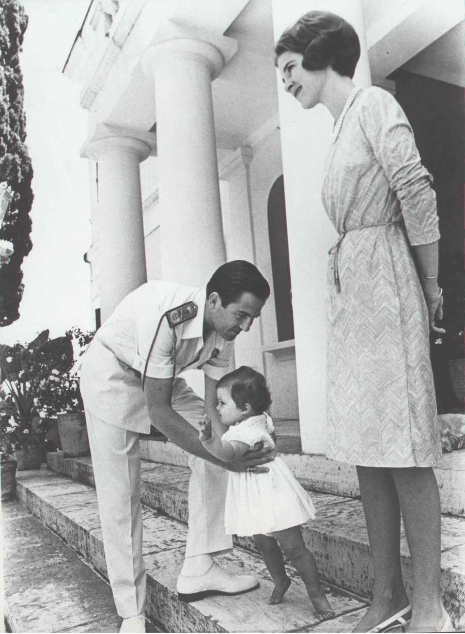 ΦΩΤΟ 1964-Ο ΒΑΣΙΛΙΑΣ ΚΩΝΣΤΑΝΤΙΝΟΣ ΜΕ ΤΗΝ ΠΡΙΓΚΙΠΙΣΣΑ ΑΛΕΞΙΑ ΚΑΙ ΤΗ ΒΑΣΙΛΙΣΣΑ ΑΝΝΑ ΜΑΡΙΑ ΣΤΑ ΑΝΑΚΤΟΡΑ ΜΟΝ ΡΕΠΟ ΣΤΗΝ ΚΕΡΚΥΡΑ-ΦΩΤΟ ΑΡΙΣΤΟΤΕΛΗΣ ΣΑΡΡΗΚΩΣΤΑΣ