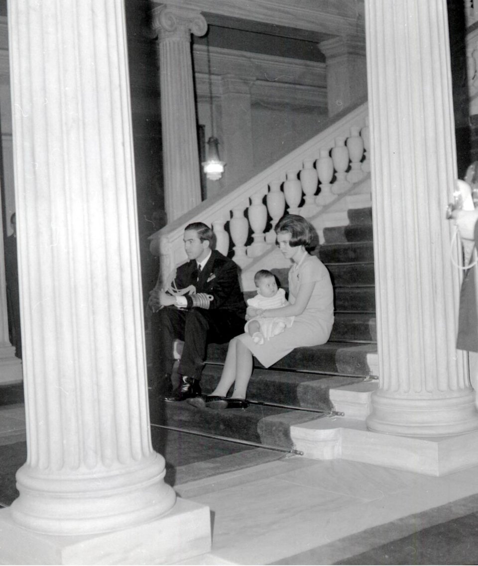 ΦΩΤΟ 1965-Ο ΒΑΣΙΛΙΑΣ ΚΩΝΣΤΑΝΤΙΝΟΣ ΜΕ ΤΗΝ ΠΡΙΓΚΙΠΙΣΣΑ ΑΛΕΞΙΑ ΚΑΙ ΤΗ ΒΑΣΙΛΙΣΣΑ ΑΝΝΑ ΜΑΡΙΑ ΣΤΑ ΑΝΑΚΤΟΡΑ ΣΤΗΝ ΑΘΗΝΑ-ΦΩΤΟ ΑΡΙΣΤΟΤΕΛΗΣ ΣΑΡΡΗΚΩΣΤΑΣ