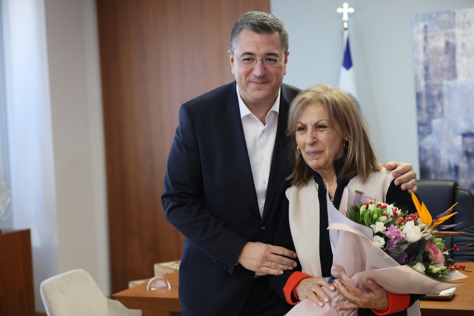 Με ένα μπουκέτο λουλούδια υποδέχτηκε την Αθηνά Αηδονά ο Απόστολος Τζιτζικώστας