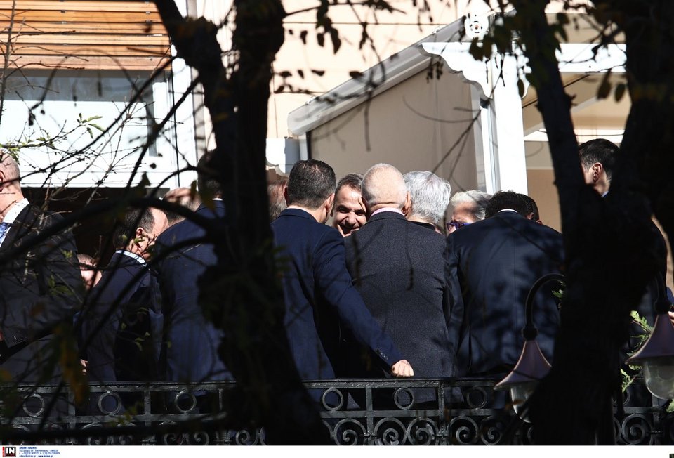 Στη βεράντα του Μεγάρου Μαξίμου διακρίνεται ο πρωθυπουργός ανάμεσα στους βουλευτές της ΝΔ