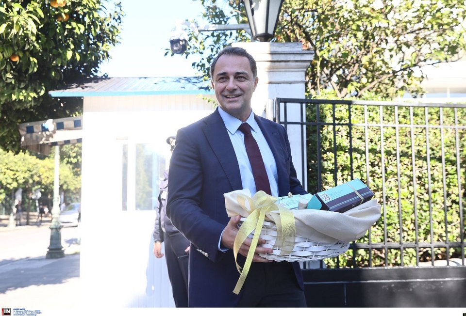 Ο Μάξιμος Σενετάκης, βουλευτής Ηρακλείου, κατέφθασε κρατώντας ένα καλάθι με σοκολατάκια και ποτά, προφανώς ως δώρο στον πρωθυπουργό.