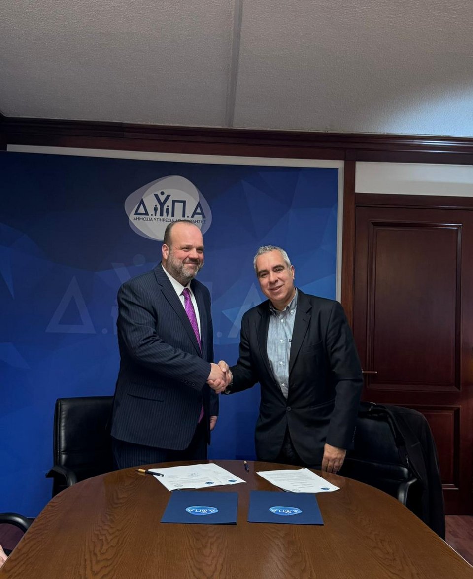 Ο διοικητής της ΔΥΠΑ, κ. Πρωτοψάλτης και ο πρόεδρος της ΟΜΚΕ, κ. Σίμψης/φωτό ΔΥΠΑ