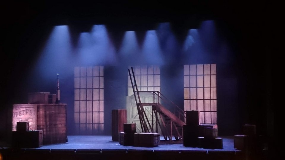 Η παράσταση παρουσιάζεται σε σκηνοθεσία και μουσική διεύθυνση του  Γιώργου Πέτρου, σκηνικά του Πάρι Μέξη, κοστούμια της Γιωργίνα Γερμανού και φωτισμούς της Στέλλας Κάλτσου