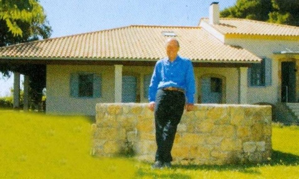 Ο Κώστας Σημίτης στο ησυχαστήριό του στο Κορακοχώρι