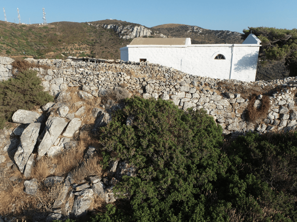 Τμήμα του αρχαίου τείχους και πυλίδα που σώζονται στην κορυφή του λόφου κοντά στον Ναό του Αη Γιώργη