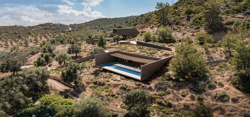 Άποψη από τις τρεις κατοικίες και τον τρόπο με τον οποίο εναρμονίζονται στο φυσικό τοπίο