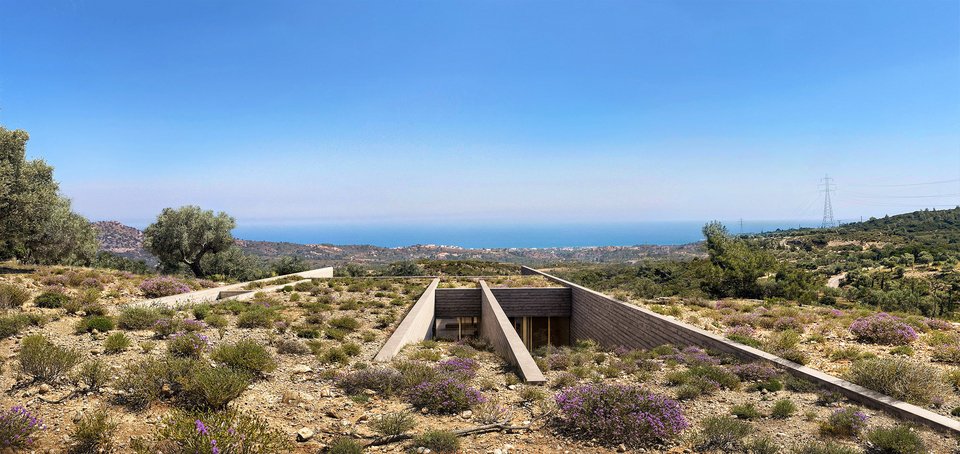 Η υπόσκαφη αρχιτεκτονική κρύβει το ογκώδες κτίσμα σαν χαμαιλέοντα