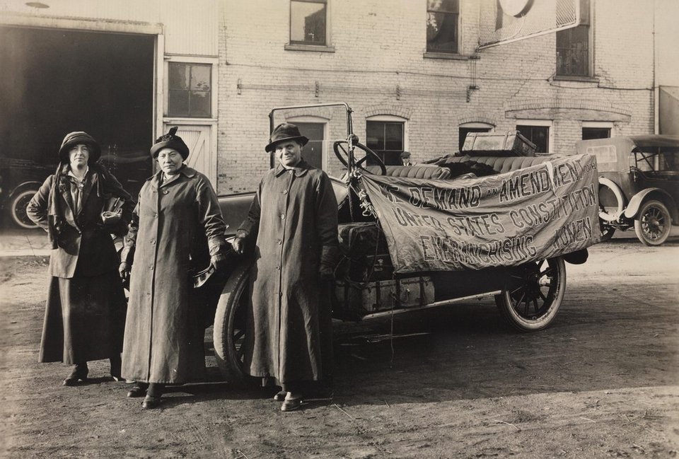 Τον Σεπτέμβριο του 1915, η Sara Bard Field (αριστερά), η οδηγός Maria Kindberg (κέντρο) και η μηχανικός Ingeborg Kindstedt (δεξιά) διέσχισαν τις Ηνωμένες Πολιτείες με ένα αυτοκίνητο Overland / Βιβλιοθήκη του Κογκρέσου