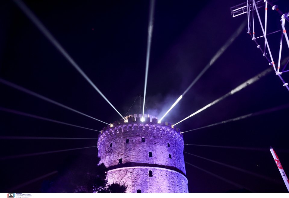 Δέσμες φωτός από ρομποτικές κεφαλές γεμίσαν τον ουρανό της πόλης / INTIME