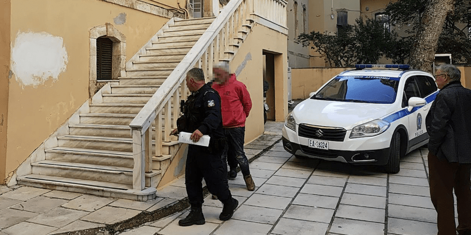 Ο 45χρονος οδηγείται στην Εισαγγελία Χανίων για να απολογηθεί/Intimenews